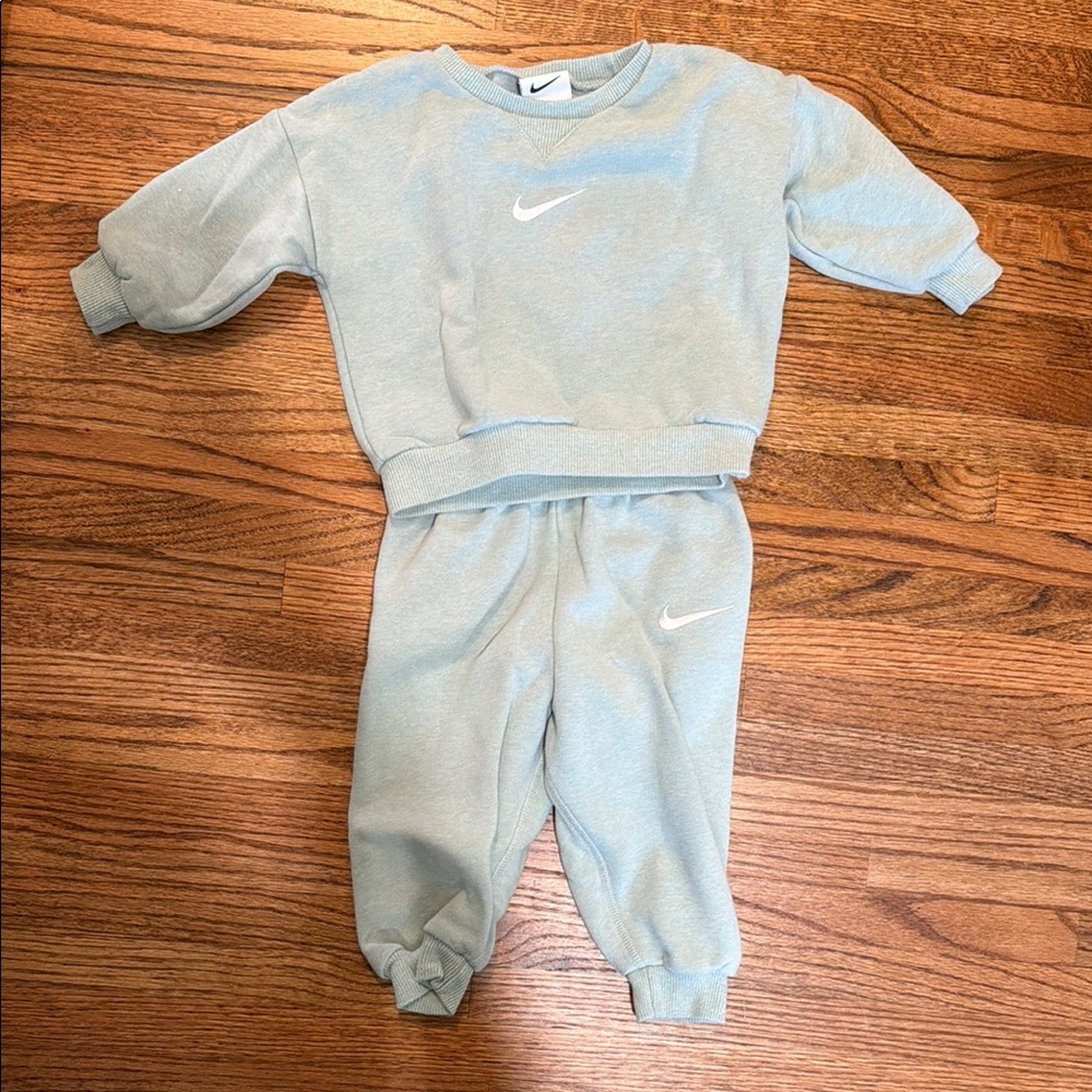 Nike sweatsuit Mint green 18 m